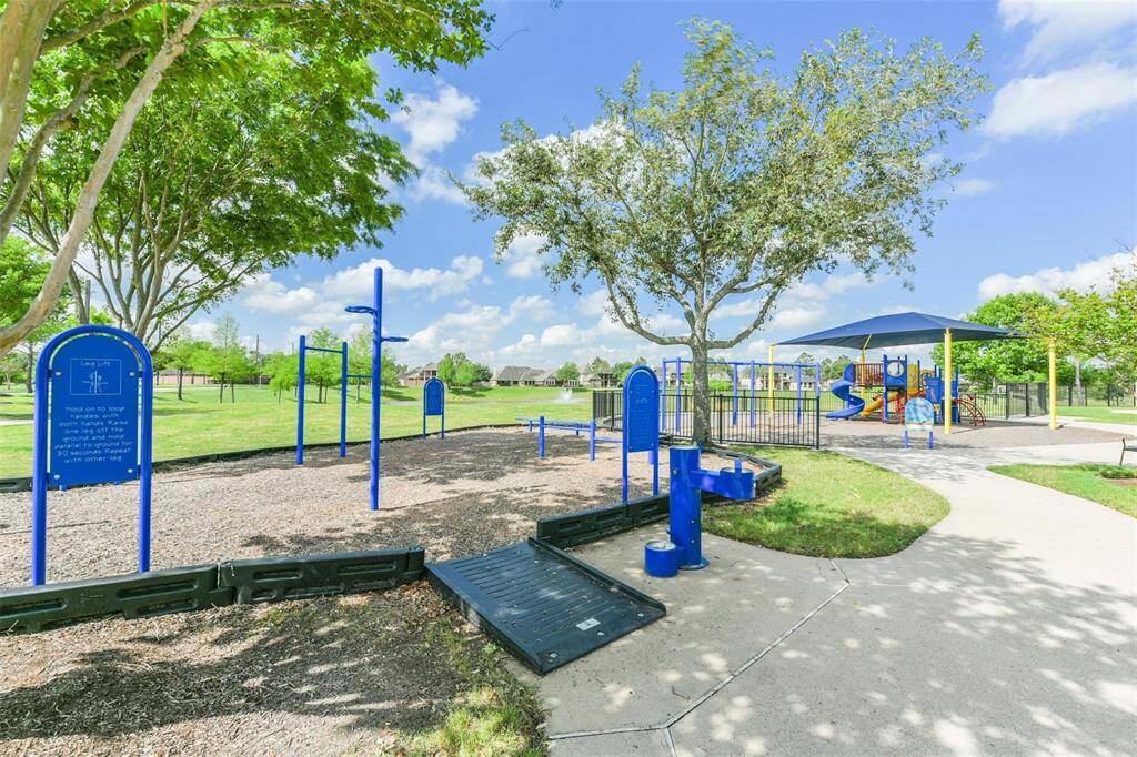 Lots of amenities in the neighborhood!  Parks, splashpad, pool, lakes, trails and more!