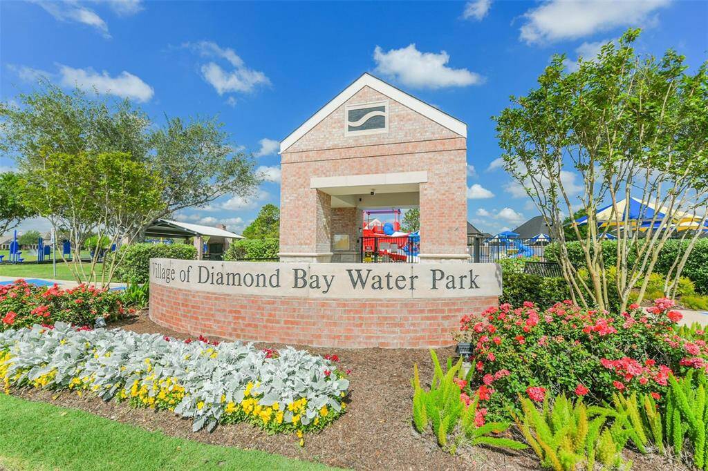 Lots of amenities in the neighborhood!  Parks, splashpad, pool, lakes, trails and more!