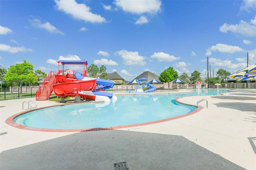 Lots of amenities in the neighborhood!  Parks, splashpad, pool, lakes, trails and more!