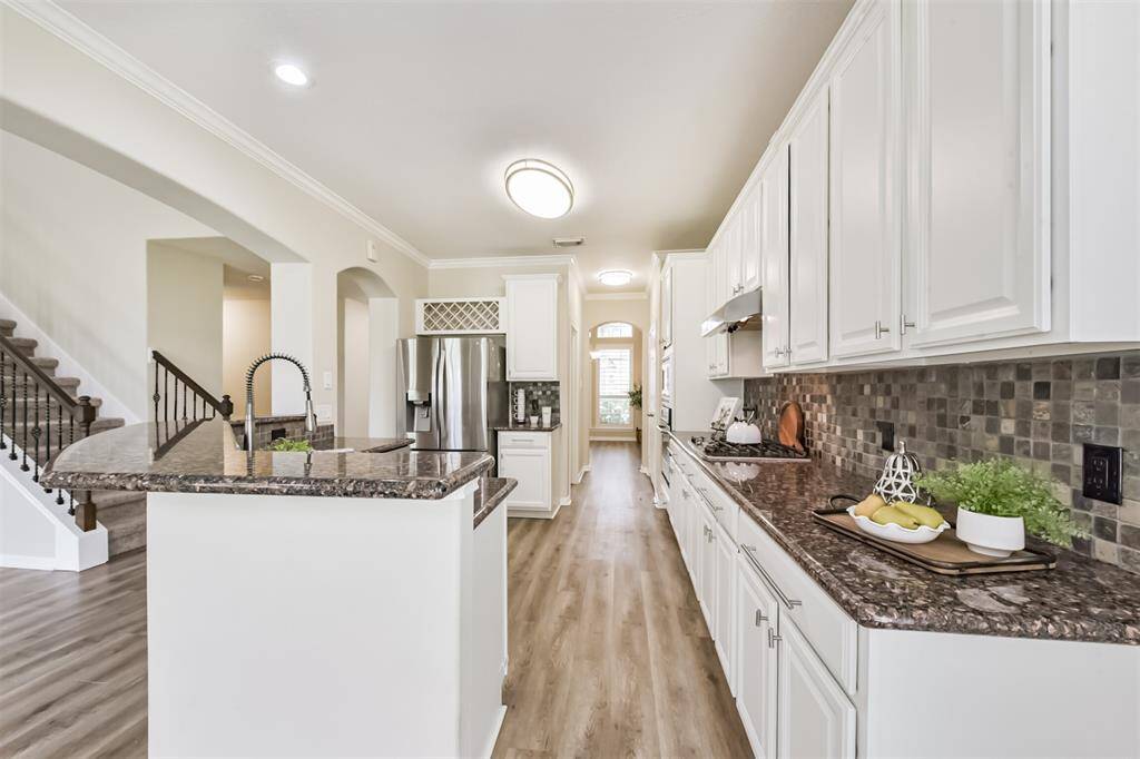 Plenty of cabinetry, beautiful granite.  Breakfast bar, bakers wine rack.