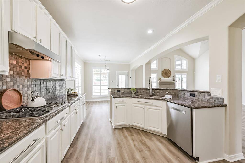 Light and bright kitchen and breakfast area.