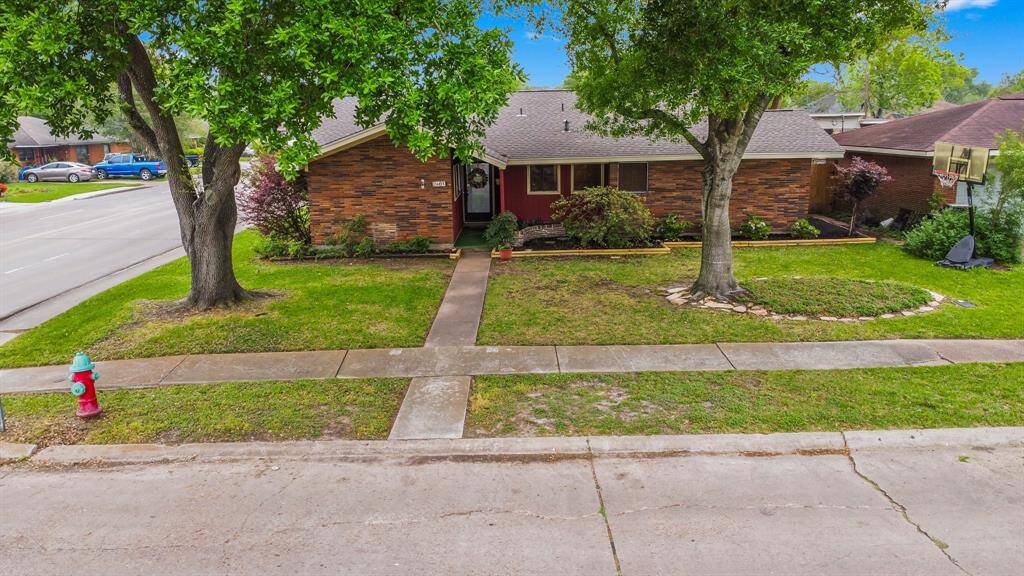 This home is conveniently located on the corner of Queens and Halkies Rd in an established neighborhood.