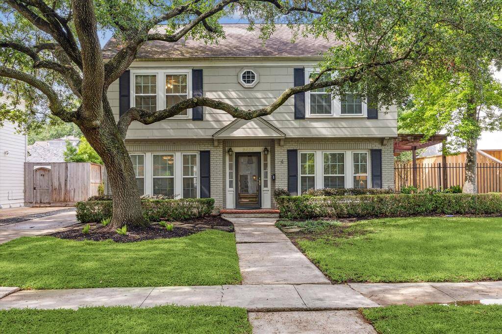 Note the majestic trees on this oversized lot (per HCAD 6900 square feet).