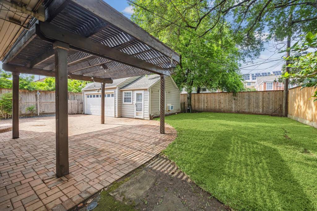 What a wonderful place to entertain and dine al fresco.
