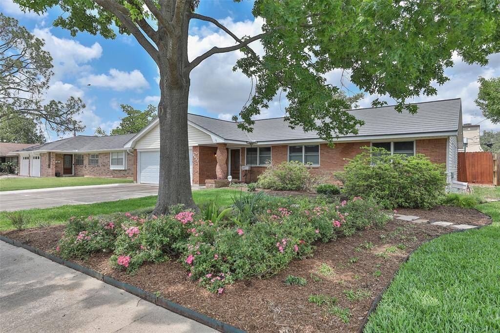 Welcome home to 2427 Willowby!