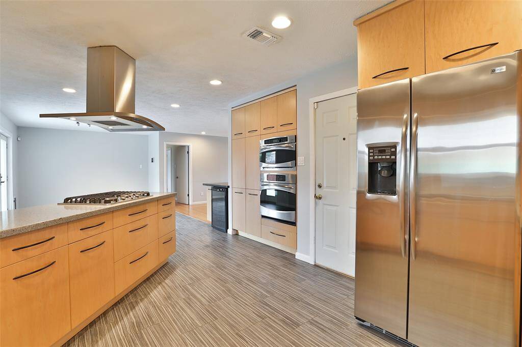 Easy flow from kitchen to dining room to living area.