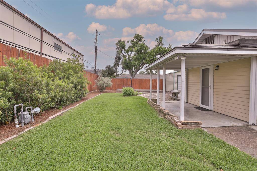 Spacious backyard!
