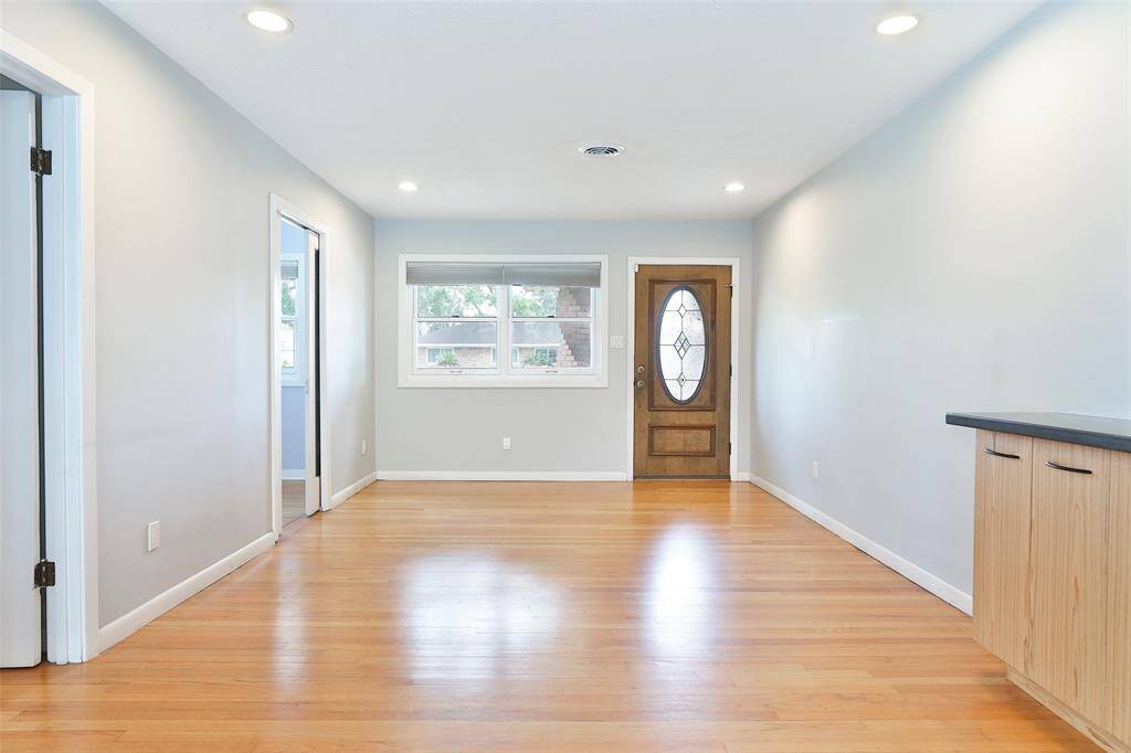 As you enter the home you are greated with a beautiful living room complete with gorgeous hardwoods and recessed lighting. Roman shades on the window are prefect for letting in sunlight while still having privacy!