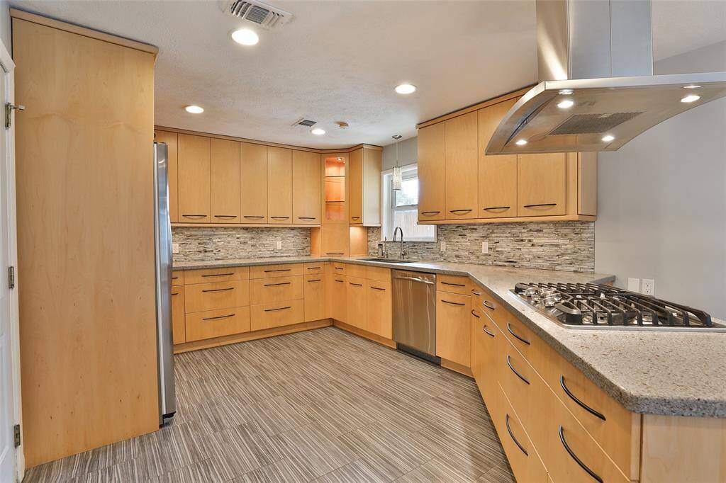 Back splash, counter tops, cabinets and overall design is beautiful!