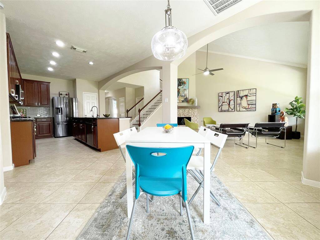 Fantastic view from the breakfast to the kitchen and living room.