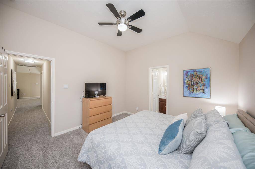 Secondary bedroom.