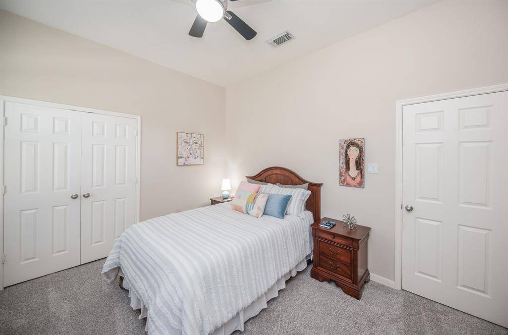 Secondary bedroom.