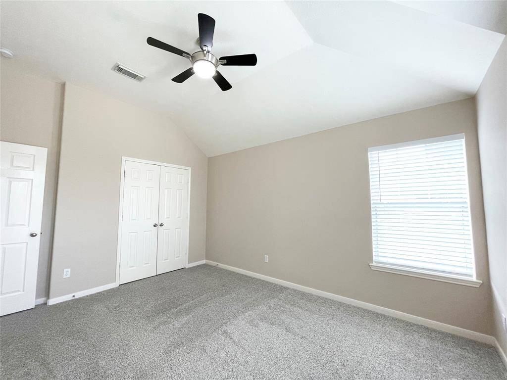 Secondary bedroom.
