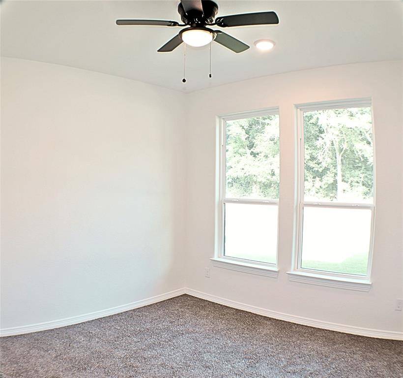 2nd Bedroom w/closet & ceiling fan