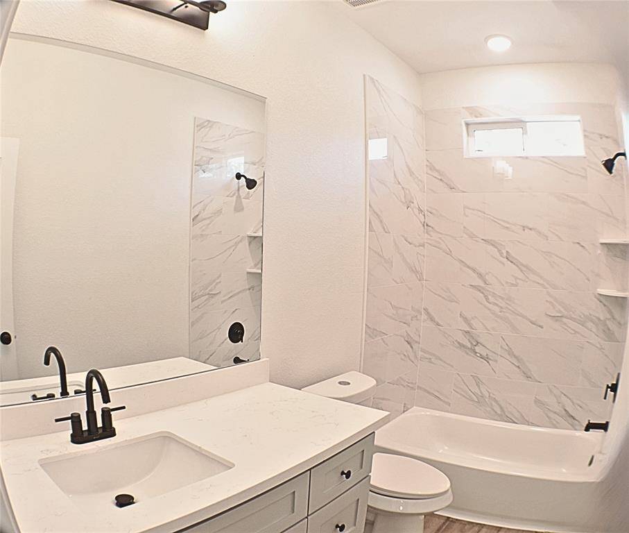 2nd Full Bathroom w/ shower & tub combo
