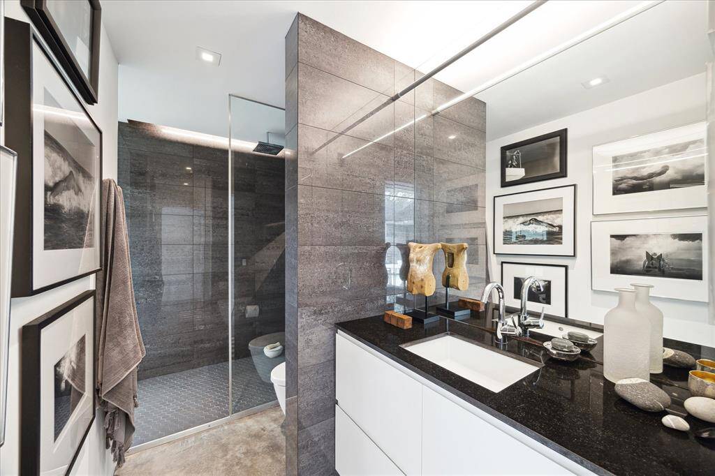 Downstairs full bath ensuite for the secondary bedroom.
