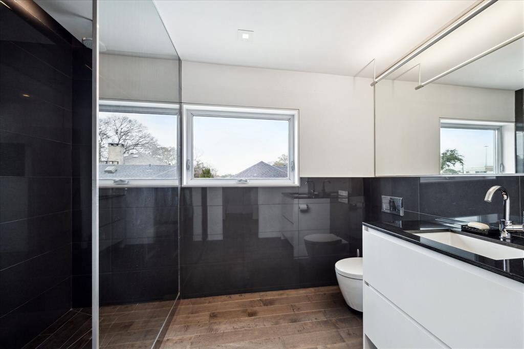 Full secondary bath adjacent to the alternate bedroom upstairs.