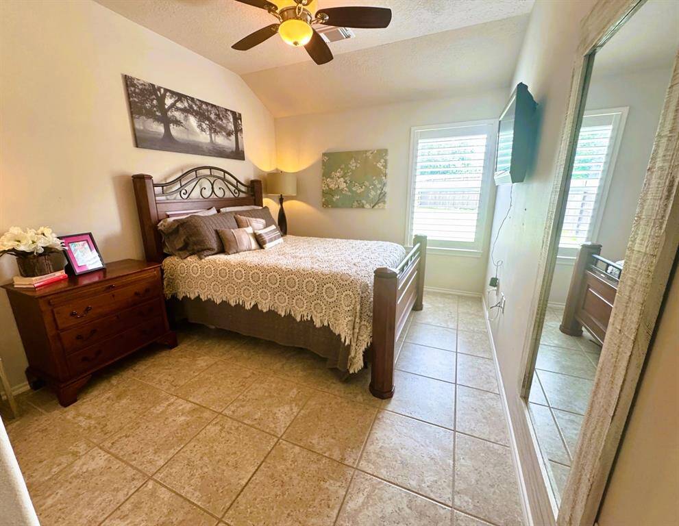 Secondary bedroom with lots of room for your furniture.