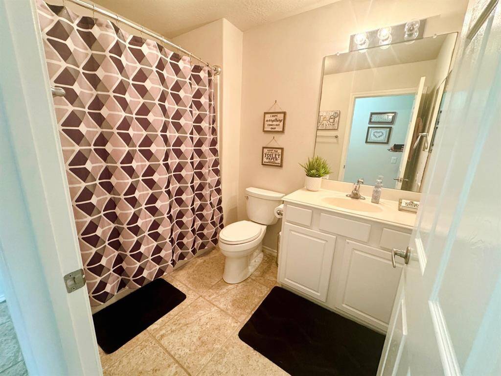 Secondary bathroom.