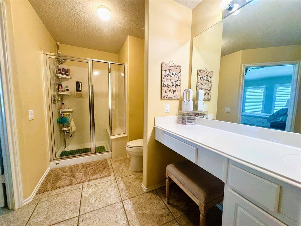 Roomy walk-in shower w/seat.