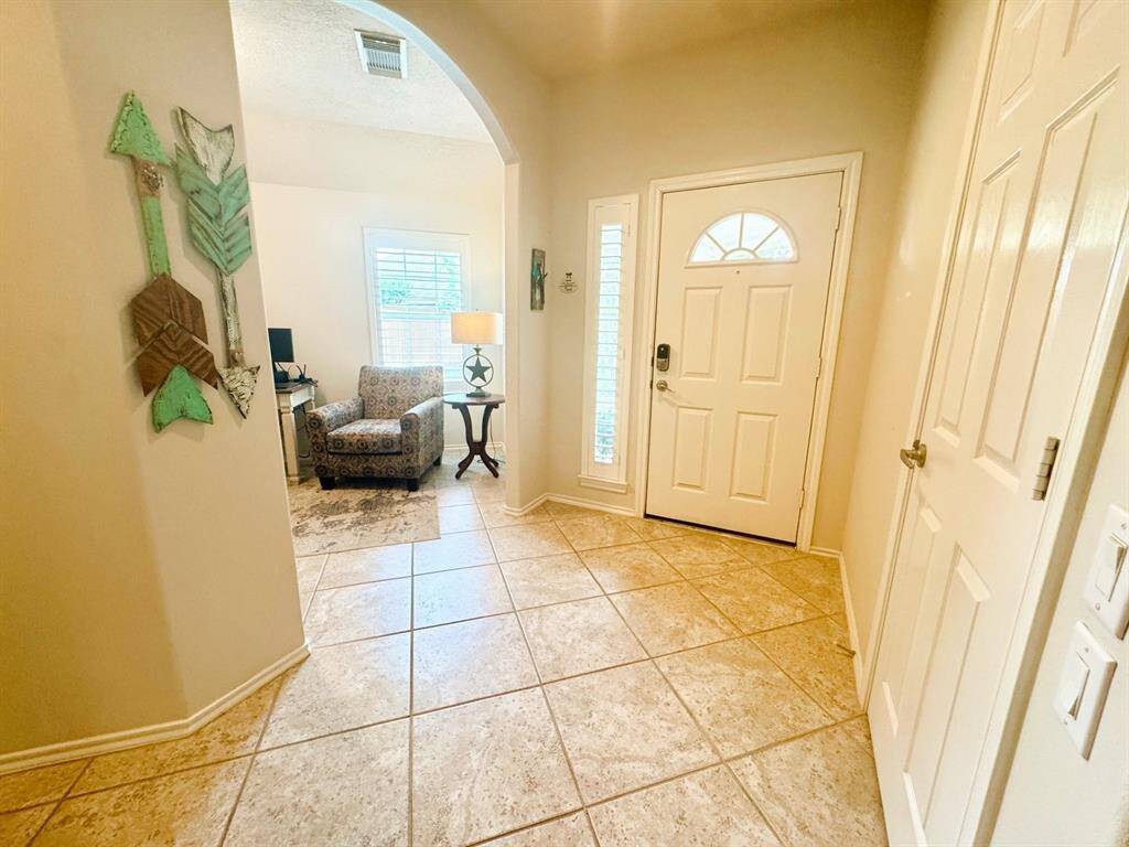 Nice entry area to receive your guests and/or family.