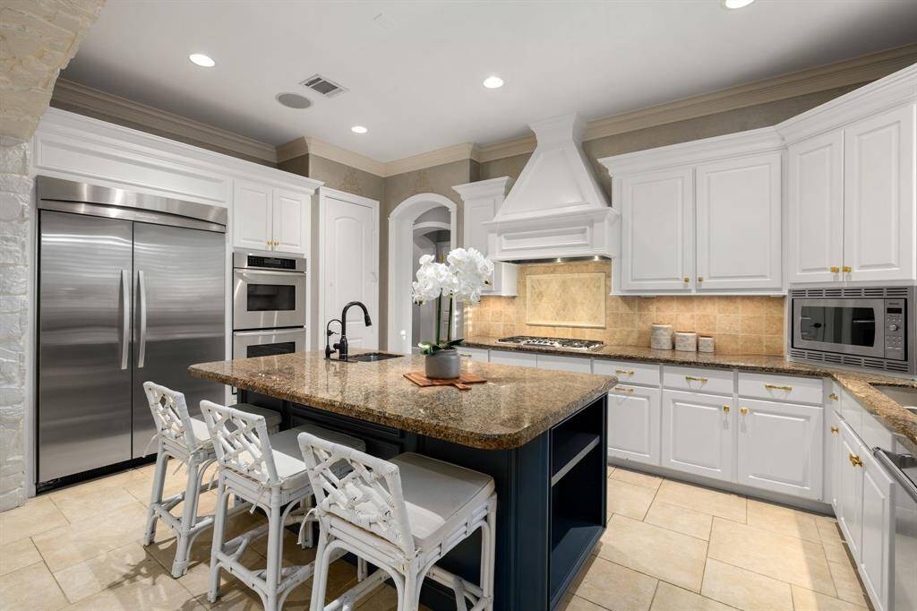 Open kitchen - prepare to entertain!