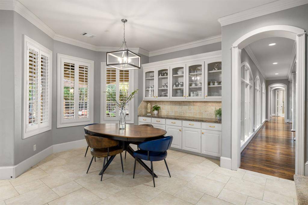 Breakfast area with built-in cabinets and buffet