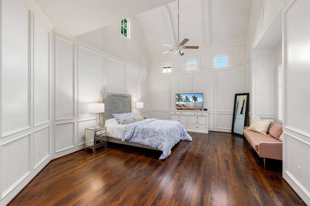 Guest suite with private bath located on 1st floor