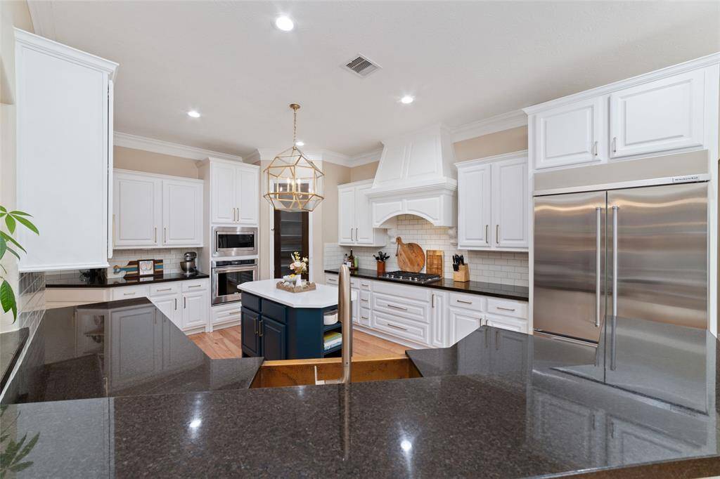 Look at all this cabinet and counter space.  Imagine preparing meals here!