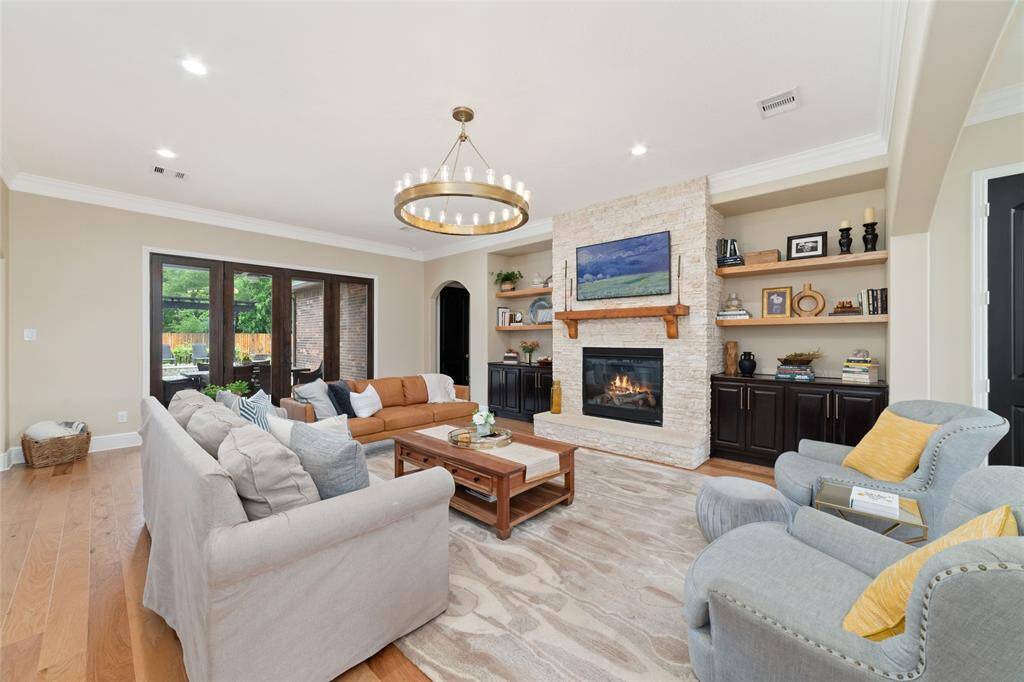 Large living room w gas log fireplace and gorgeous built in shelving and cabinets.