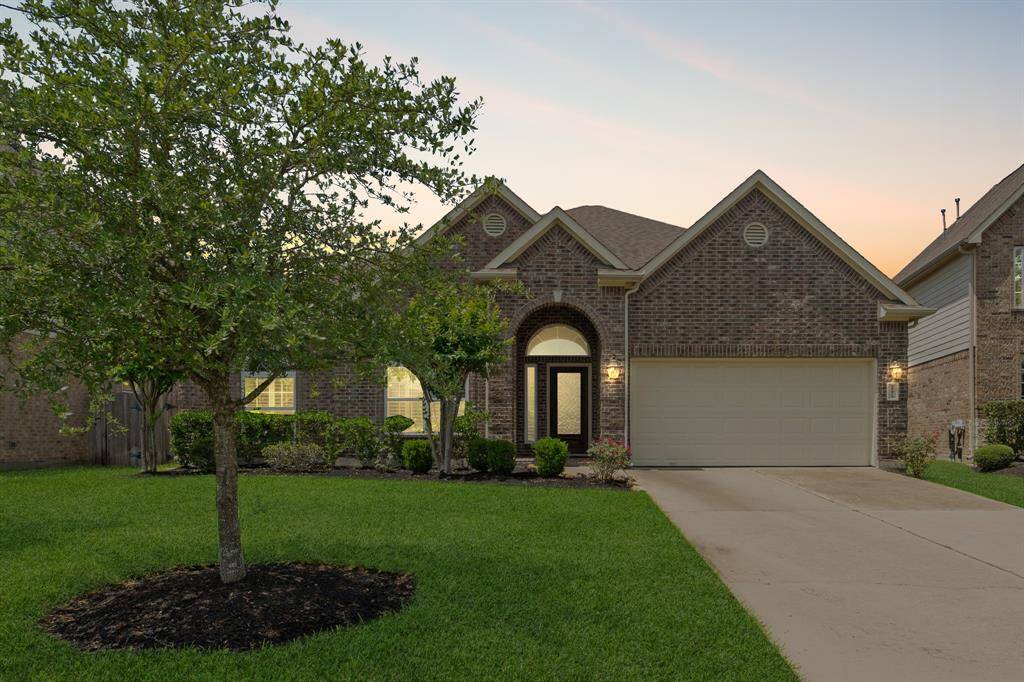 25415 Auburn Bend Drive offers 2,530 sqft of living space, 3 bedrooms, 2 full bathrooms, a home office/Den, dining room, and breakfast nook.