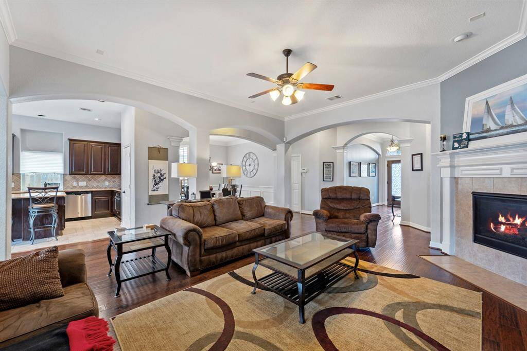 Fantastic open layout beween the main living areas.