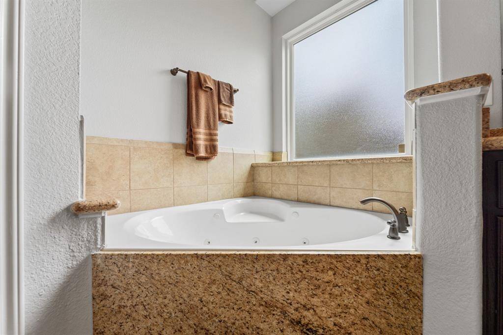 Beautiful and artful! This elegant tub will give you a feeling of luxury. This will be your new favorite place to relax after a long day!