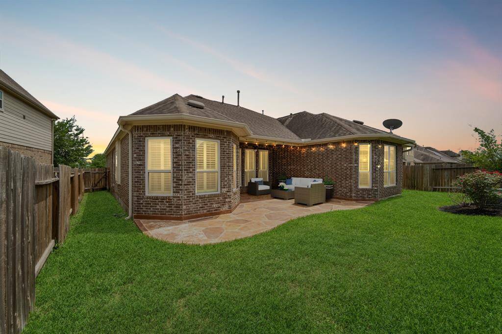 Welcome to your new backyard! Check out all of that wonderful green space for the kids and pets to run around in.