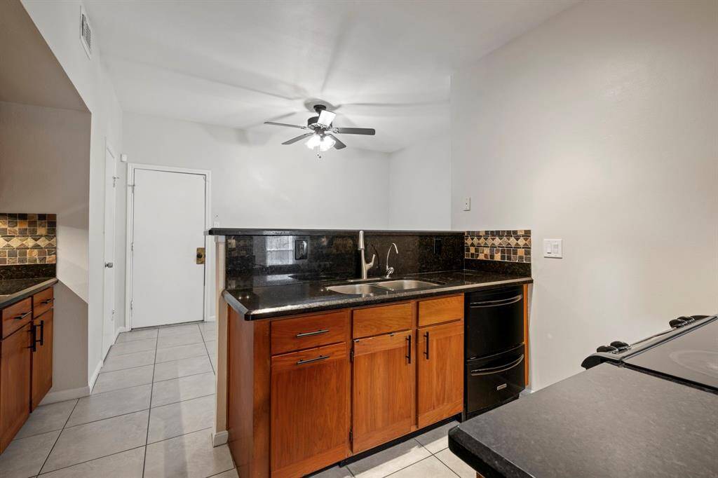 Kitchen - Open to breakfast and dining areas with room to prepare a glorious feast.
