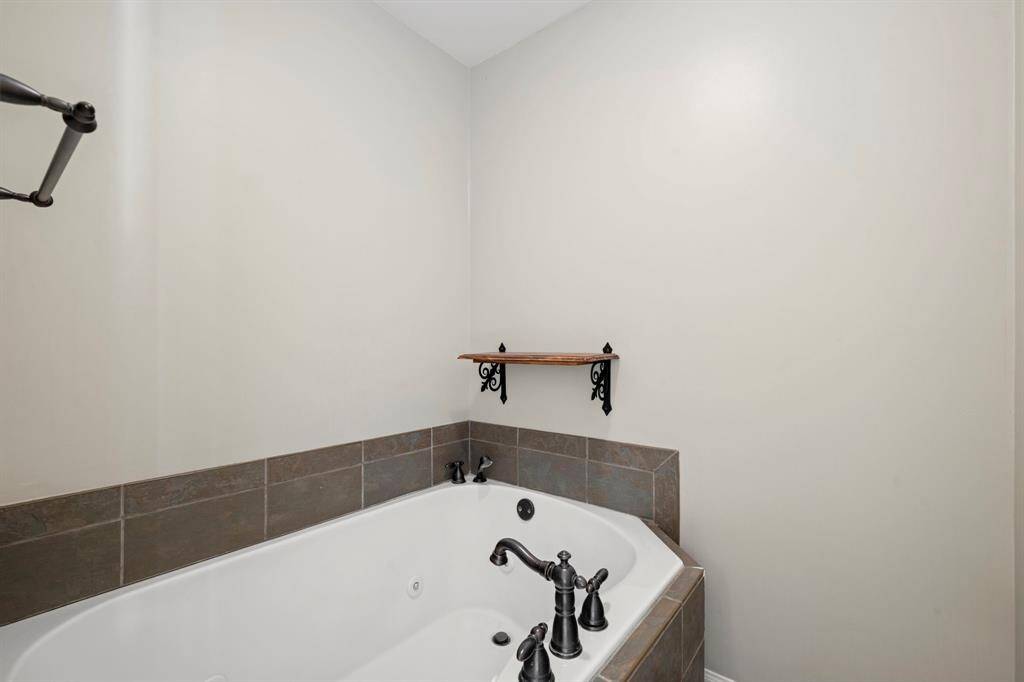 Primary Bathroom (Level 2) -