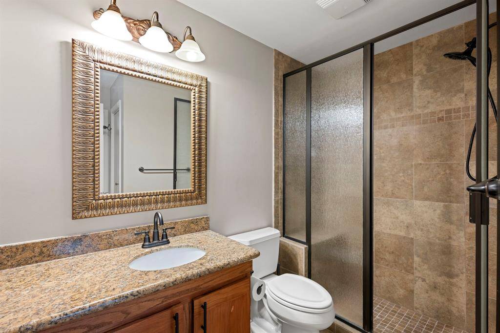 Hall Bathroom (Level 2) -