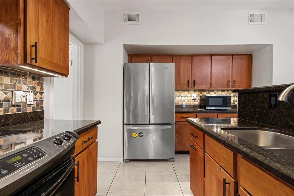 Kitchen - Picture yourself cooking for friends and family in this great kitchen.