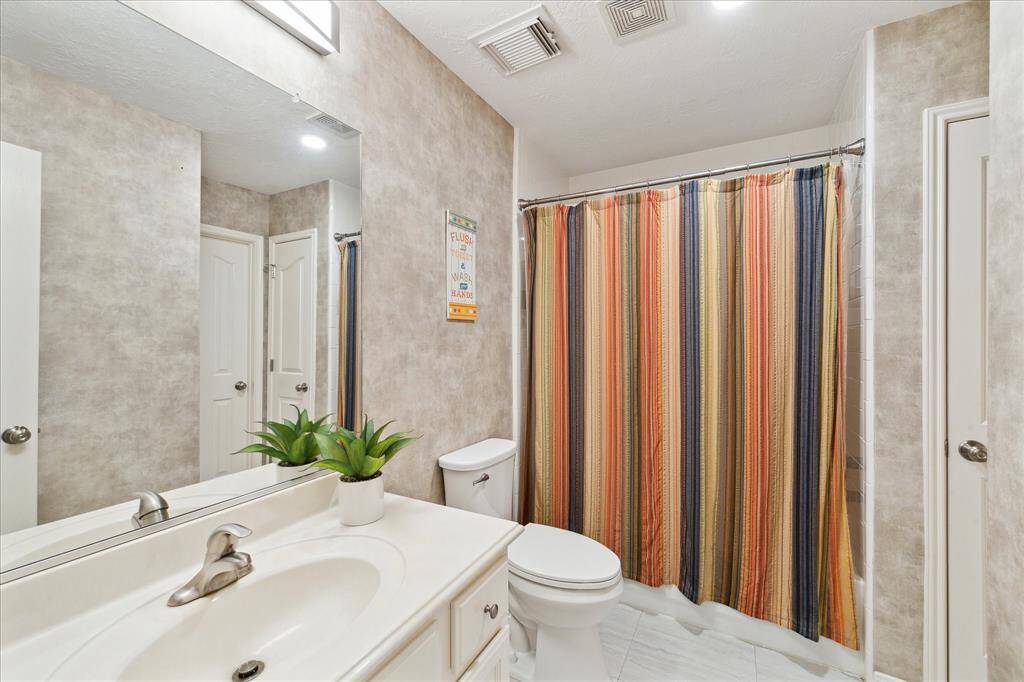 This bedroom shares a Hollywood bath with anothe bedroom.