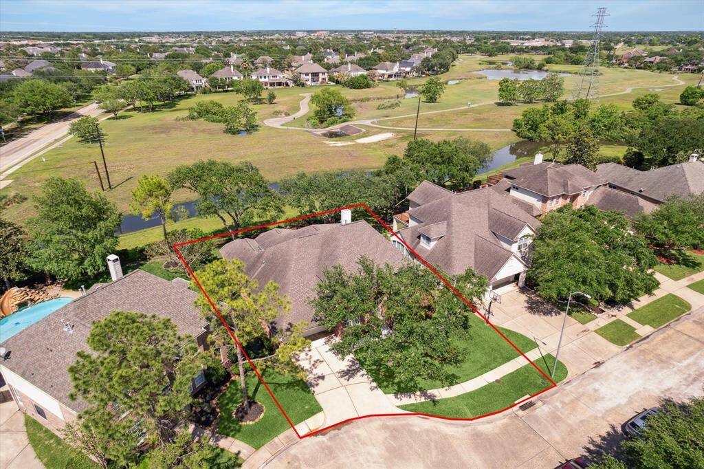 Great Silverlake walking trails are everywhere. You're not far from the splash pad and pool as well as playgrounds and parks. Sought out Pearland ISD schools are down the street.