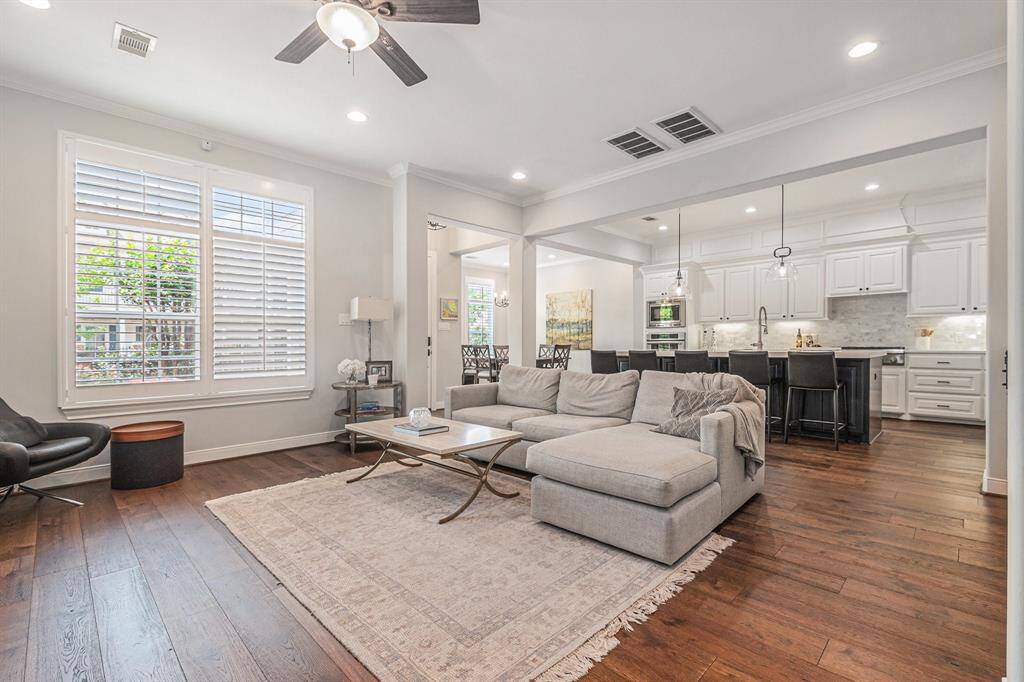 Spacious family room that is open to the kitchen and dinning room