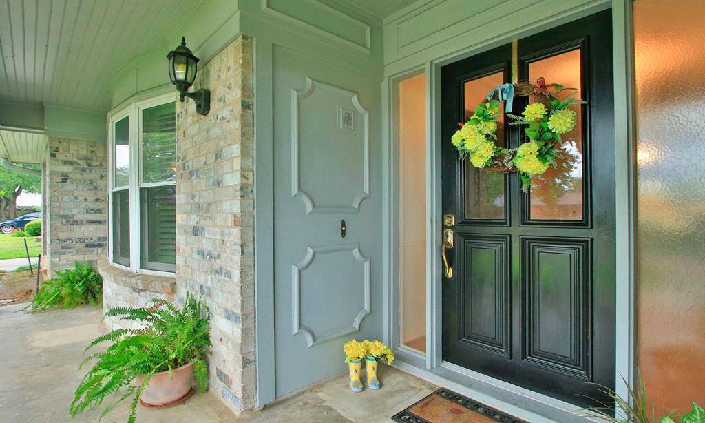 Nice covered front porch
