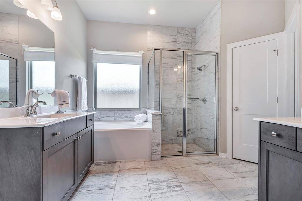 The space boasts luxurious interior finishes, combining elegance and sophistication for a truly refined atmosphere.