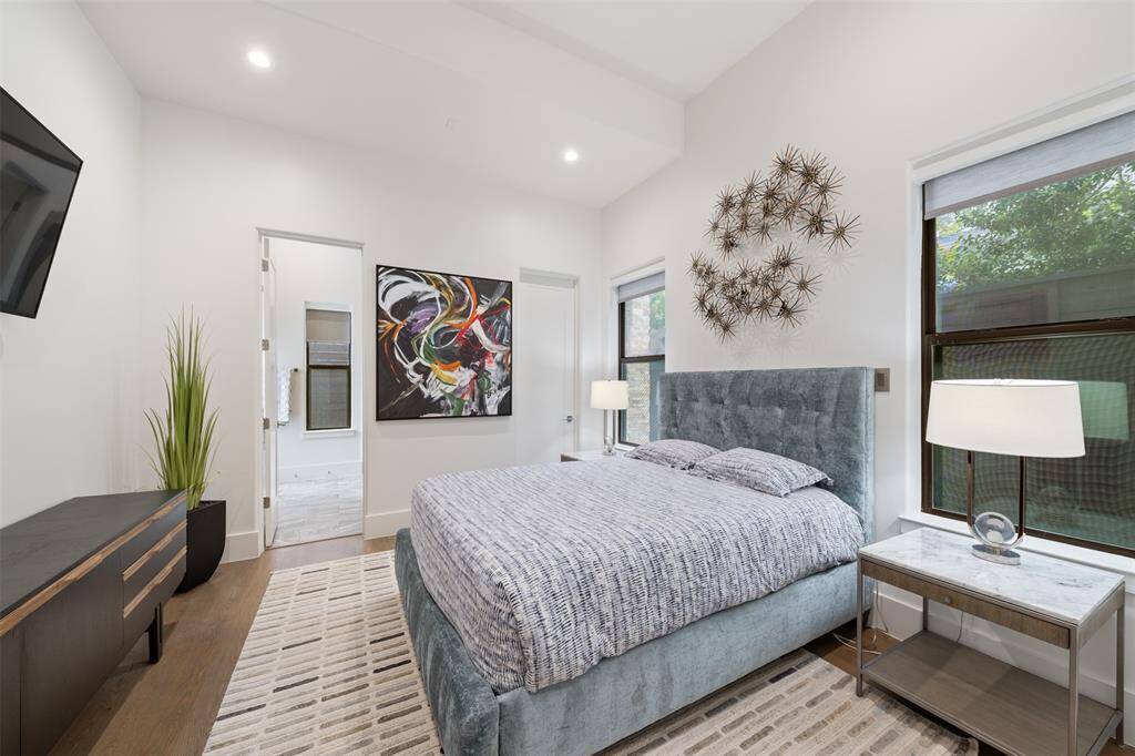 Downstairs bedroom with en-suite bath