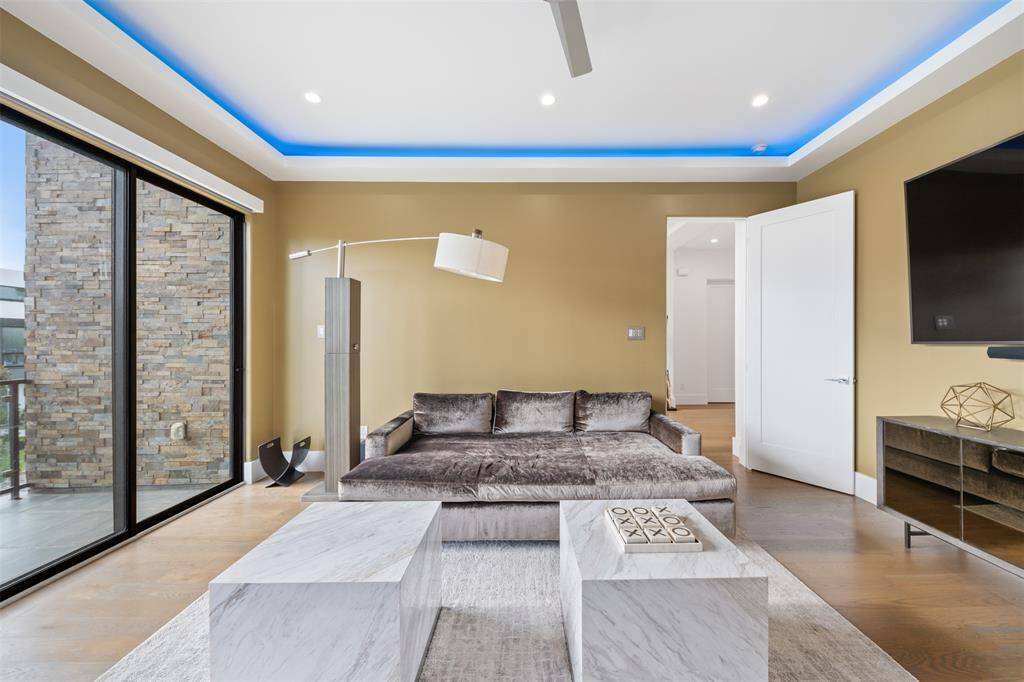 Media/Game Room with uplighting