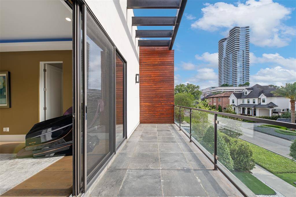 Front balcony overlooks the Galleria area.