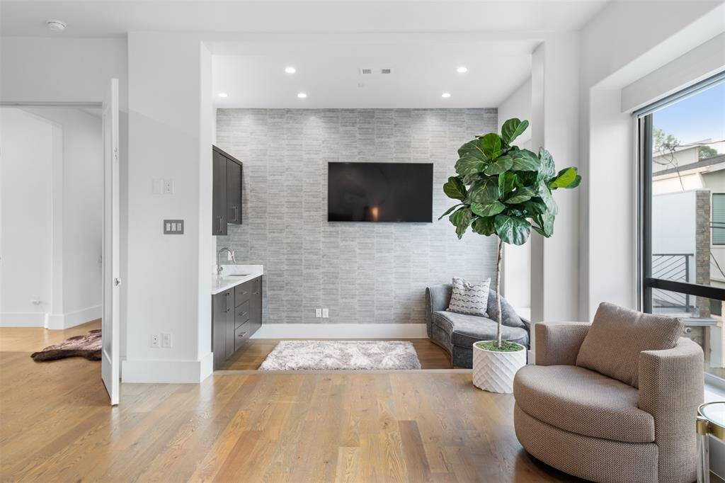 Sitting area with sink and wetbar/coffee bar.