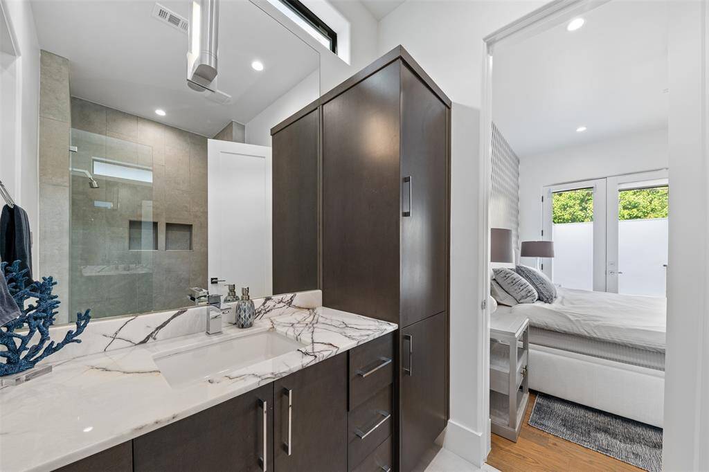 En-suite bathroom to the secondary bedroom.