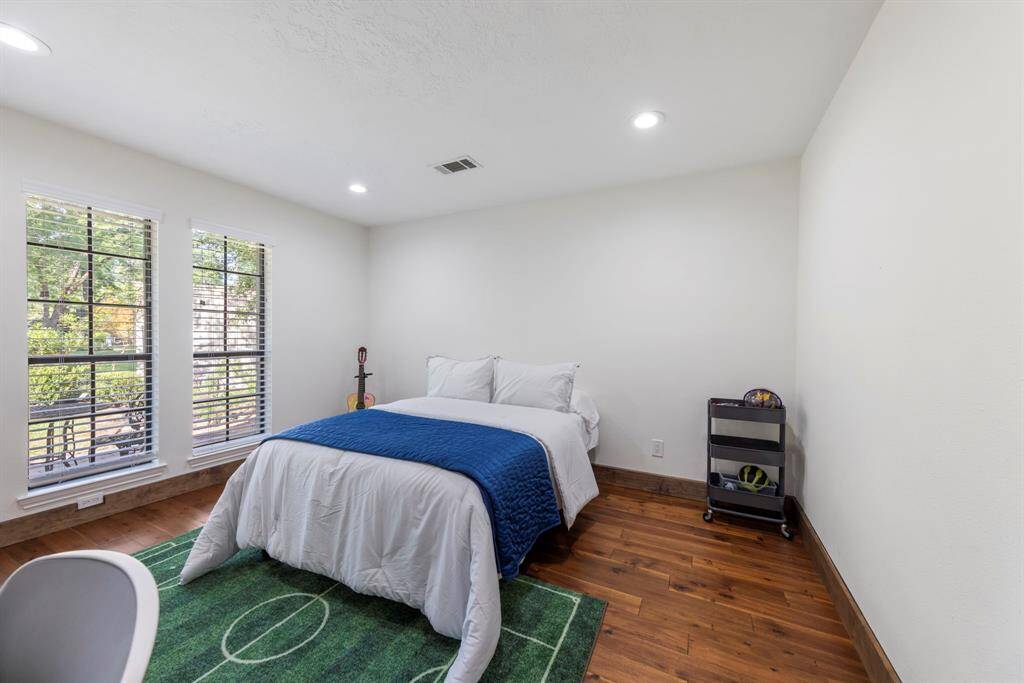 Secondary bedroom with light and bright windows, paint and recessed lighting.