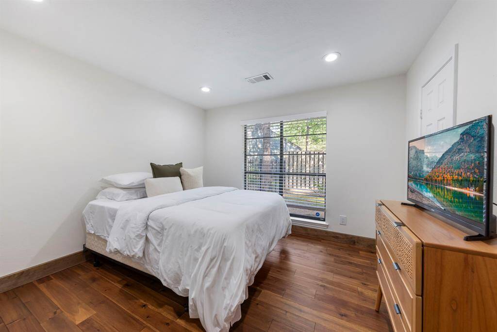 The additional bedroom is a charming and welcoming space, filled with natural light that makes the room feel open and airy. Large windows let in an abundance of sunlight, casting a warm glow across the room and creating an uplifting atmosphere.
